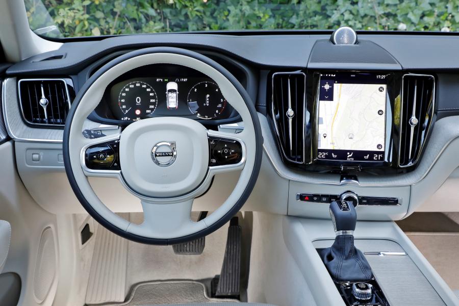 Торпедо Volvo XC60 D5 Inscription 2017 года  (WW) (фото 14 из 42)